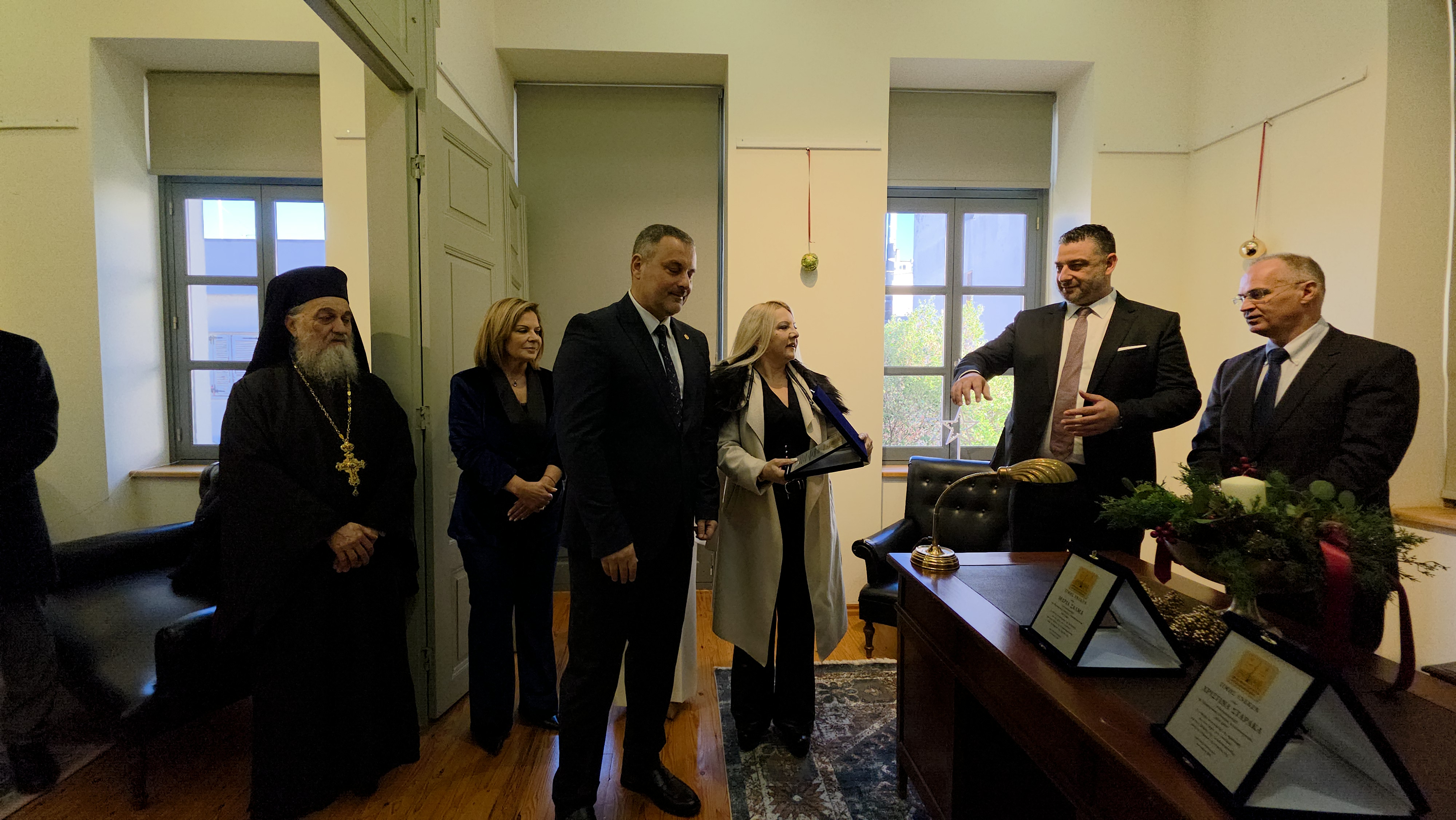 Κοπή πρωτοχρονιάτικης πίτας της Π.Ε. Αιτωλοακαρνανίας στο Κτίριο Χρυσόγελου — Τιμήθηκαν οι Σταρακά, Σαλμά και ο αείμνηστος Β. Αντωνόπουλος