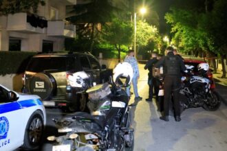 Ψάχνουν τι όπλισε το χέρι του 57χρονου που πυροβόλησε τη σύζυγό του και μετά αυτοκτόνησε - Οι δύο κρότοι και η κραυγή «βοήθεια» που ακούστηκε