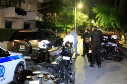 Ψάχνουν τι όπλισε το χέρι του 57χρονου που πυροβόλησε τη σύζυγό του και μετά αυτοκτόνησε - Οι δύο κρότοι και η κραυγή «βοήθεια» που ακούστηκε