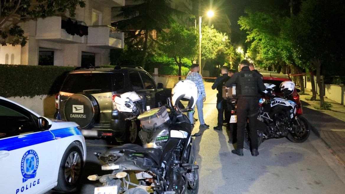 Ψάχνουν τι όπλισε το χέρι του 57χρονου που πυροβόλησε τη σύζυγό του και μετά αυτοκτόνησε - Οι δύο κρότοι και η κραυγή «βοήθεια» που ακούστηκε