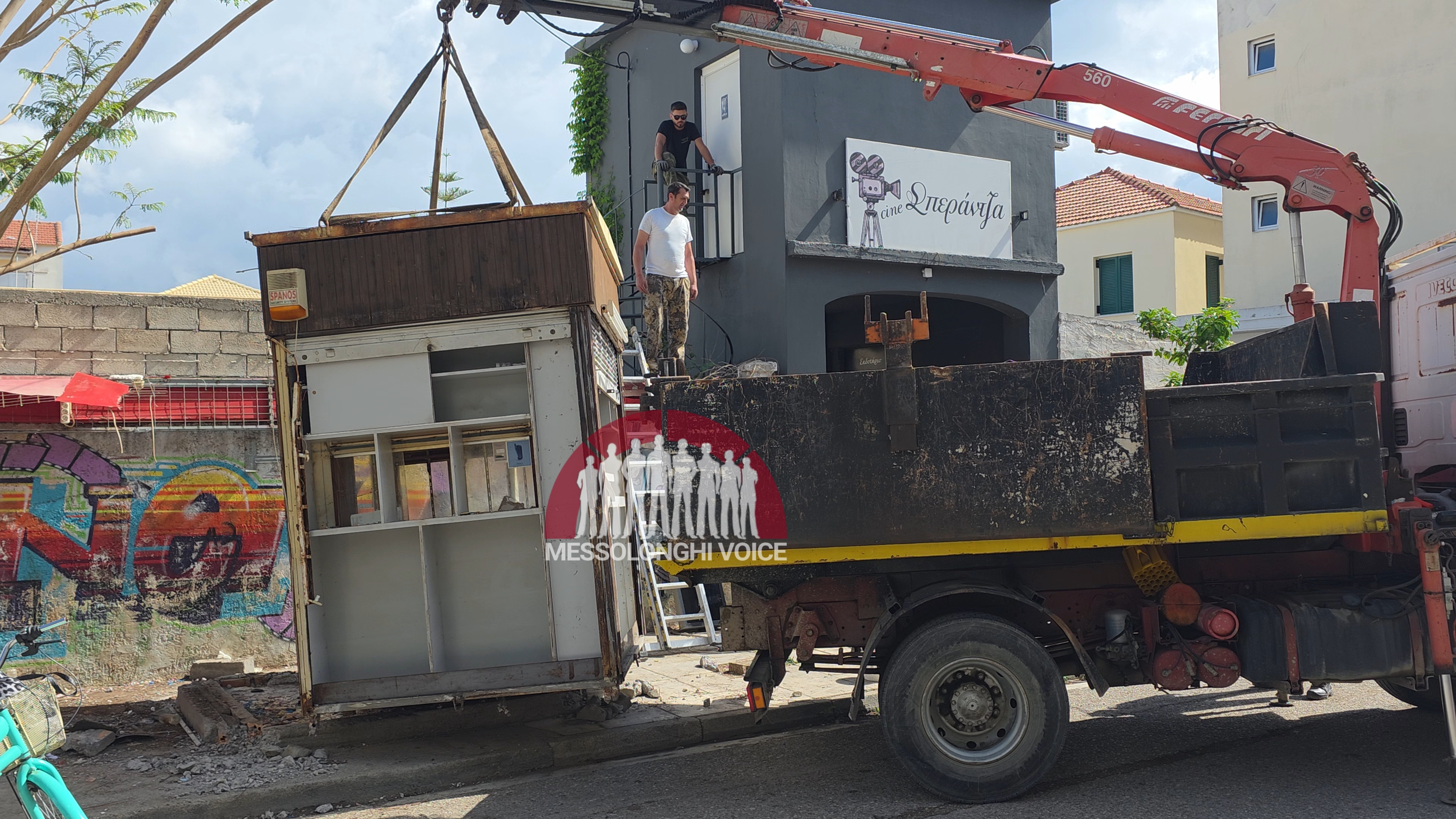 Μεσολόγγι: Απομακρύνθηκε εγκαταλελειμμένο περίπτερο από κεντρικό σημείο της πόλης (ΒΙΝΤΕΟ)