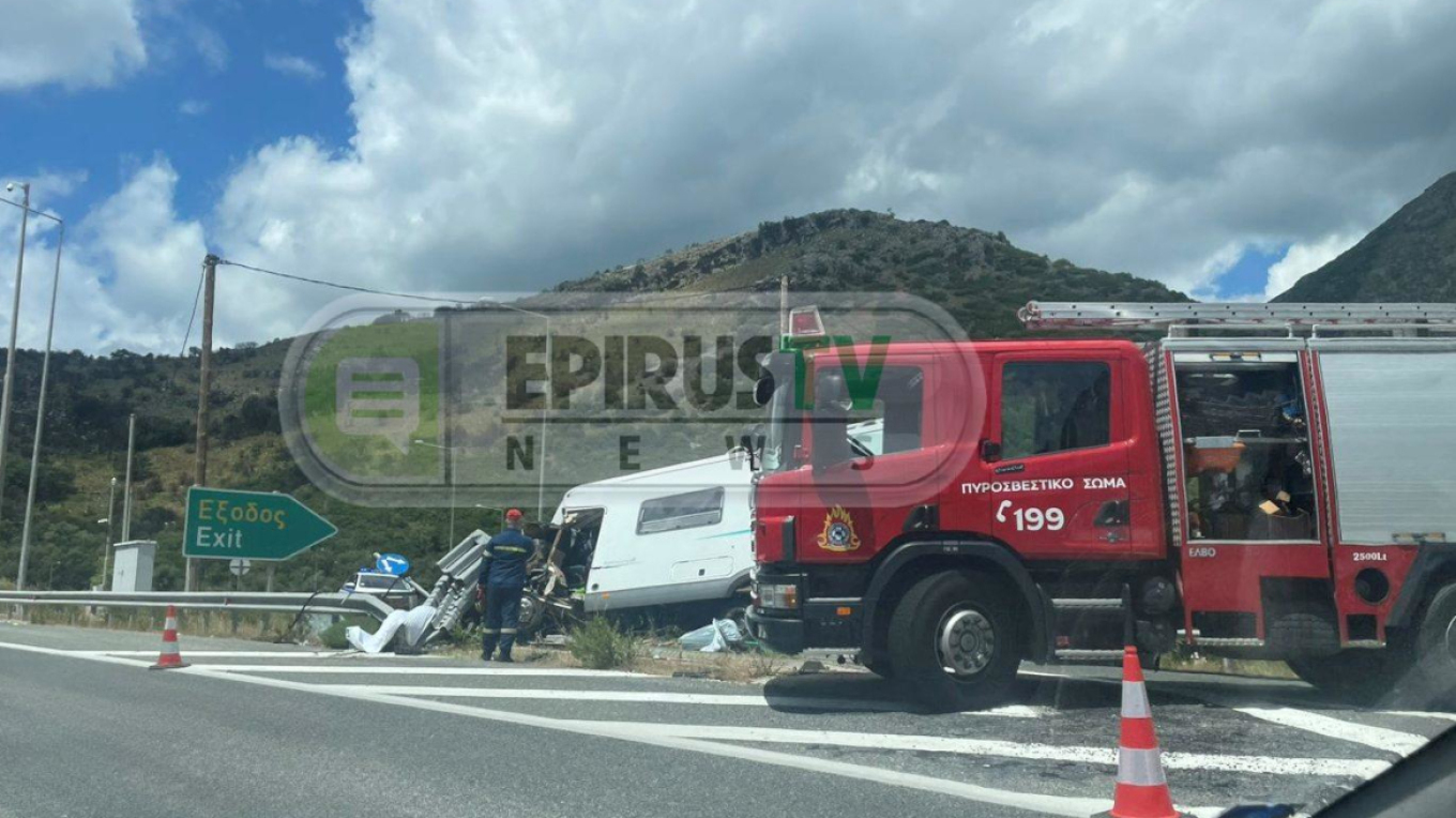 Απεγκλωβίστηκε οικογένεια με δύο παιδιά μετά από εκτροπή τροχόσπιτου στην Ιόνια Οδό