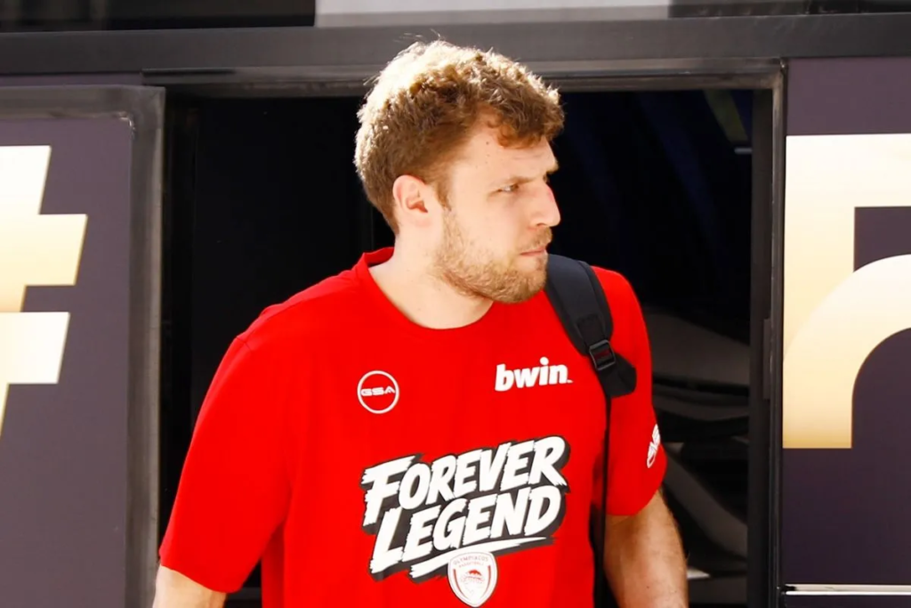 Ολυμπιακός: Με μπλούζες Forever Legend οι παίκτες των ερυθρολεύκων στο ξενοδοχείο για το Final Four της Euroleague