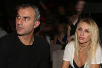 Γωγώ Μαστροκώστα: Από το Ευηνοχώρι στην τηλεοπτική καριέρα – Η σχέση της με τον Τραϊάνο Δέλλα και η άνιση μάχη με τον καρκίνο