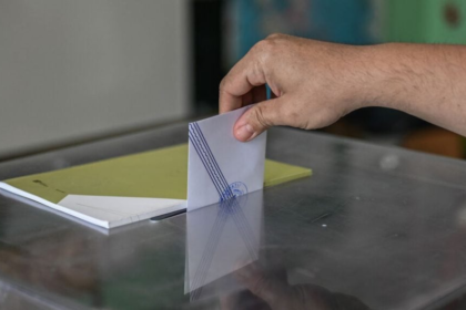 Δημοσκόπηση RealPolls: ΝΔ 29,1%, δεύτερος ο Τσίπρας με 16,1%, τρίτη η Καρυστιανού, μονοψήφιο το ΠΑΣΟΚ