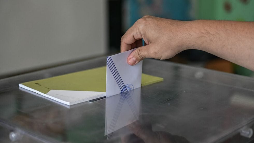 Δημοσκόπηση RealPolls: ΝΔ 29,1%, δεύτερος ο Τσίπρας με 16,1%, τρίτη η Καρυστιανού, μονοψήφιο το ΠΑΣΟΚ