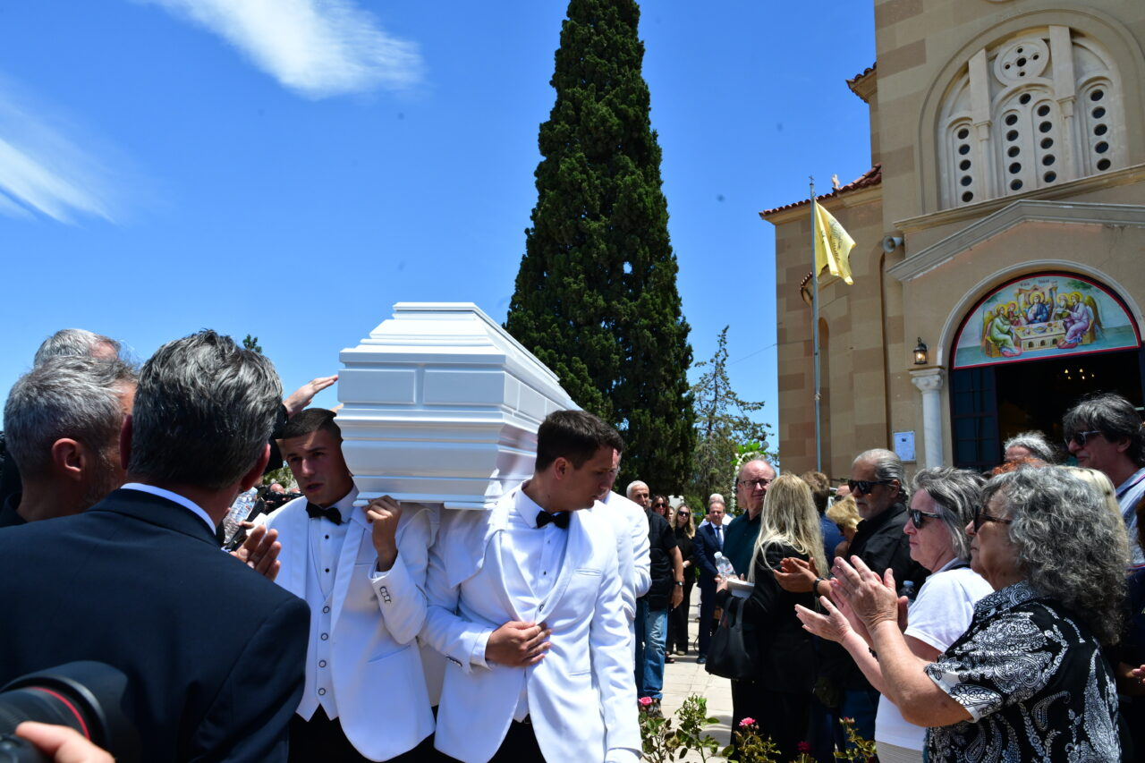Μεσολόγγι: Σε κλίμα οδύνης η ταφή της Γωγώς Μαστροκώστα στον Αγ. Γεώργιο