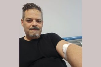 Γιάννης Πανουκλιάς: «Έμαθα να μην τα παρατάω, η γκρίνια είναι ο χειρότερος σύμβουλος», λέει ο Αγρινιώτης τραγουδιστής