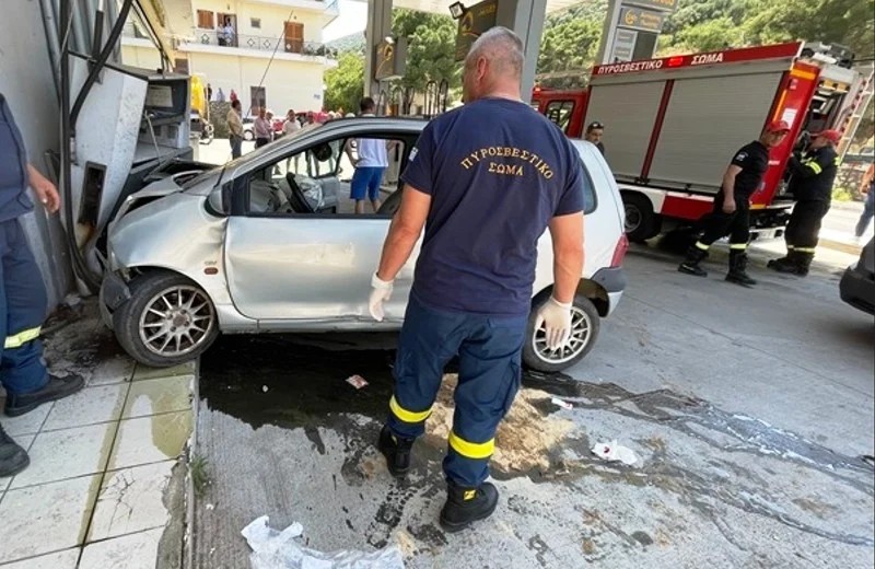 Αιτωλοακαρνανία: Αυτοκίνητο «καρφώθηκε» σε πρατήριο καυσίμων (Βίντεο)