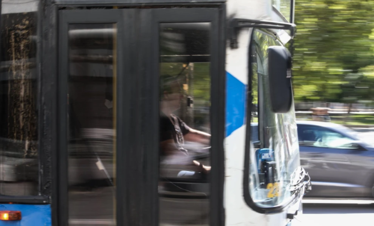 Επιβάτης έβγαλε όπλο σε οδηγό λεωφορείου επειδή προσπέρασε τη στάση του