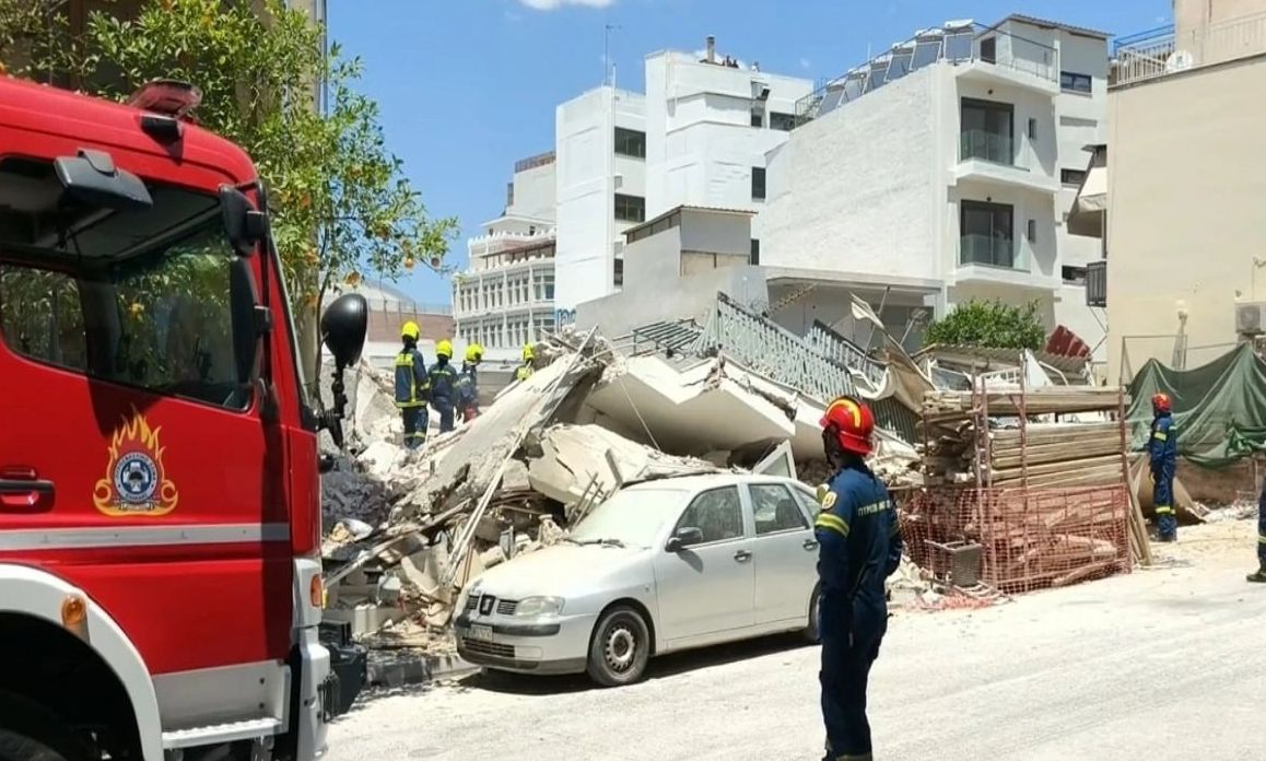 Κατέρρευσε κτήριο στα Πετράλωνα – Πληροφορίες για μία αγνοούμενη – ΕΜΑΚ και Πυροσβεστική επί τόπου