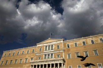 Δημοσκόπηση Metron Analysis : Ισχυρό αίτημα πολιτικής αλλαγής – Αντίπαλο δέος του Κυριάκου Μητσοτάκη ο Αλέξης Τσίπρας και η ΕΛ.Α.Σ
