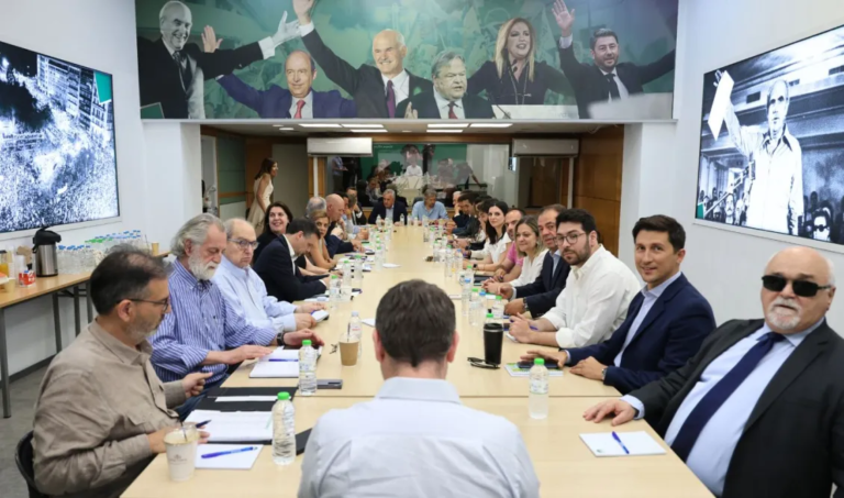 ΠΑΣΟΚ: Αυτή είναι η "σκιώδης" κυβέρνηση του Νίκου Ανδρουλάκη - Συγκροτούνται οκτώ κύκλοι δημόσια πολιτικής (Ονόματα)