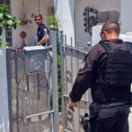 Διπλή δολοφονία στην Αιγιαλεία: «Ξύπνησα και τους βρήκα νεκρούς», υποστηρίζει ο σύντροφος της 54χρονης