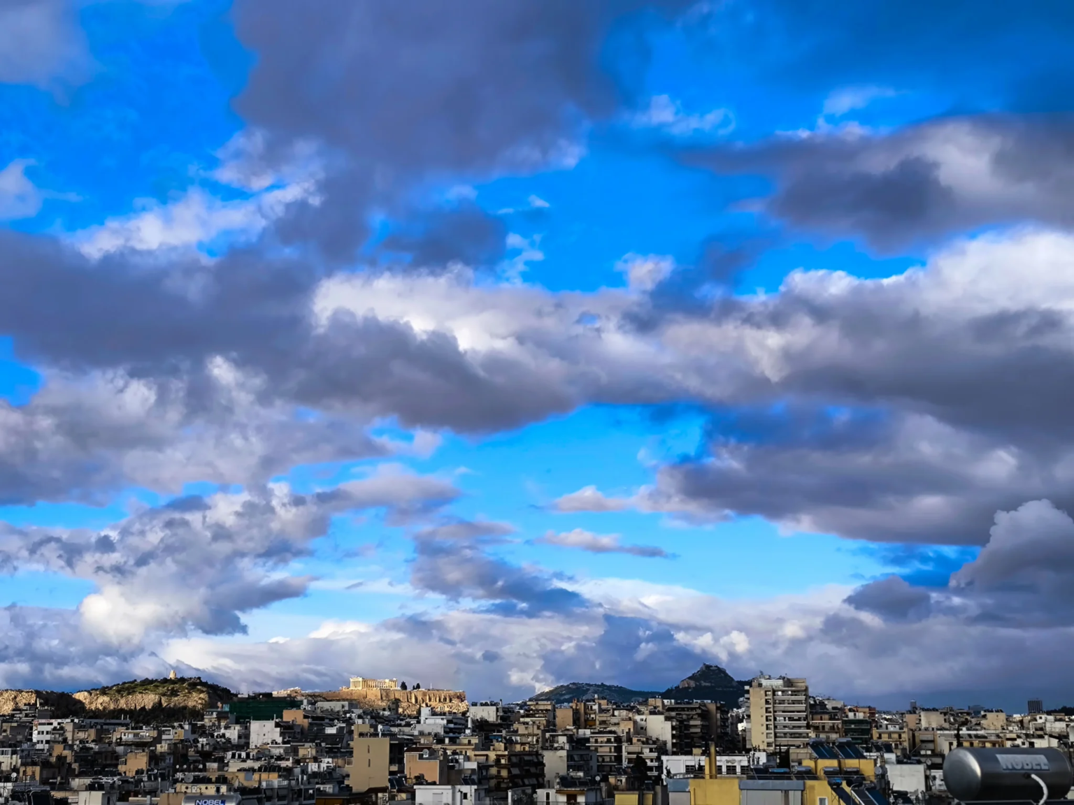 Καιρός σήμερα 10/06: Έρχεται ζέστη έως 34 βαθμούς – Που θα ξεσπάσουν βροχές και καταιγίδες