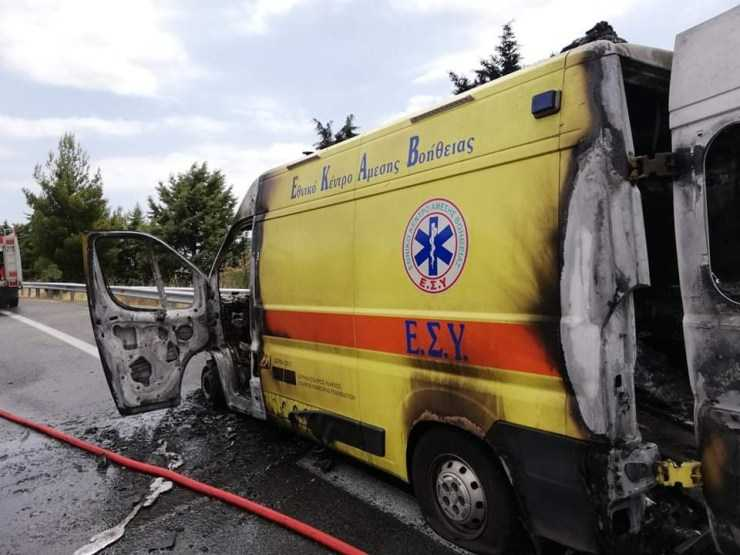 Πάτρα: Φωτιά σε εν κινήσει ασθενοφόρο στην Περιμετρική