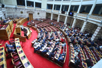 Στη Βουλή ο «Κώδικας Τοπικής Αυτοδιοίκησης»: Καταργείται ο β' γύρος στις εκλογές, οι 10 αλλαγές που φέρνει