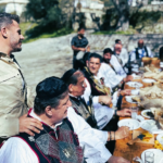 Ο Άκης Πετρετζίκης ανακαλύπτει τις γεύσεις και την ιστορία του Μεσολογγίου (ΒΙΝΤΕΟ)