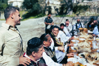 Ο Άκης Πετρετζίκης ανακαλύπτει τις γεύσεις και την ιστορία του Μεσολογγίου (ΒΙΝΤΕΟ)