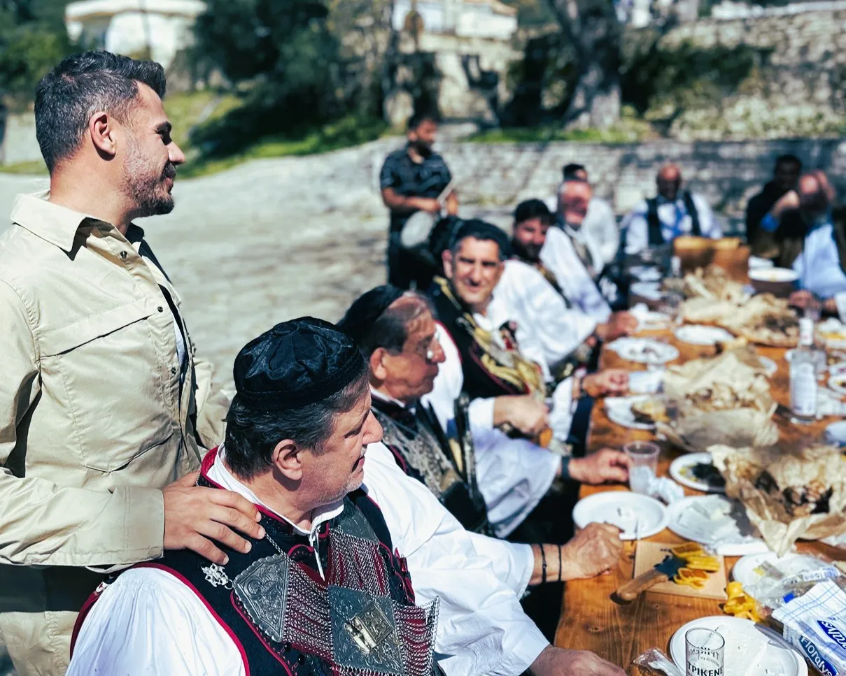 Ο Άκης Πετρετζίκης ανακαλύπτει τις γεύσεις και την ιστορία του Μεσολογγίου (ΒΙΝΤΕΟ)