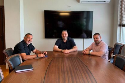 Αιτωλοακαρνανία: Οι διεθνείς διοργανώσεις θαλάσσιου σκι στη Λίμνη Στράτου στο επίκεντρο συνάντησης του Θανάση Μαυρομμάτη