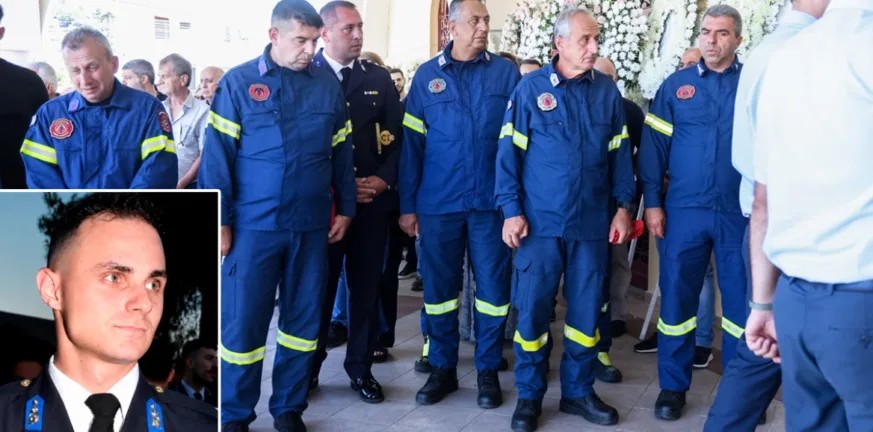 Αγρίνιο: Οι γονείς αποχαιρέτησαν το μοναχοπαίδι τους – Με τιμές ήρωα κηδεύτηκε ο 27χρονος πυροσβέστης Κωνσταντίνος Λαιμοδέτης (Φωτο)
