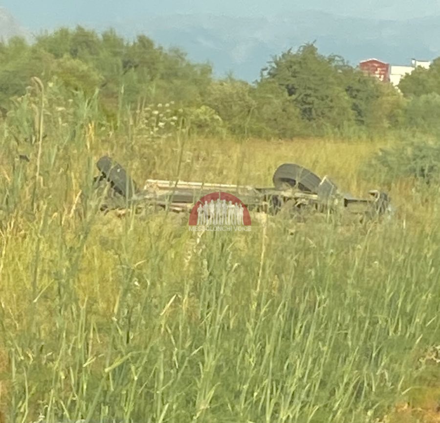 Σοβαρό τροχαίο στις αλυκές Μεσολογγίου – Αναποδογύρισε αγροτικό