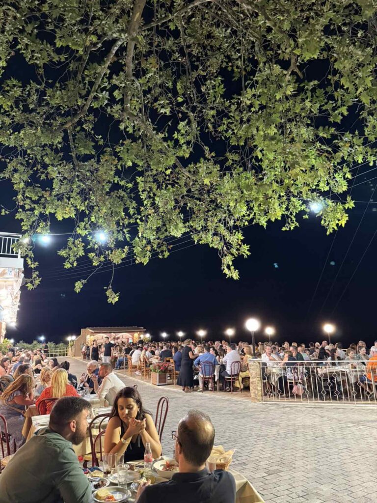 Όλοι οι δρόμοι οδηγούν στο «Μπαλκόνι» της Σταμνάς – Η ταβέρνα που έχει γίνει γευστικός προορισμός στην Αιτωλοακαρνανία