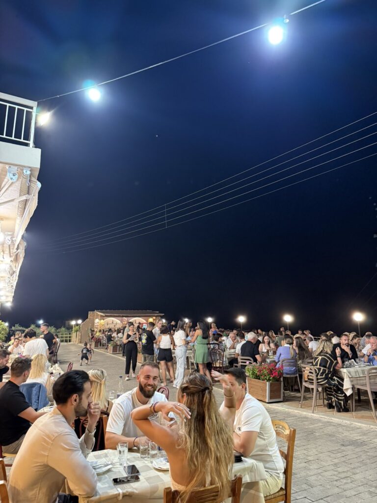 Όλοι οι δρόμοι οδηγούν στο «Μπαλκόνι» της Σταμνάς – Η ταβέρνα που έχει γίνει γευστικός προορισμός στην Αιτωλοακαρνανία