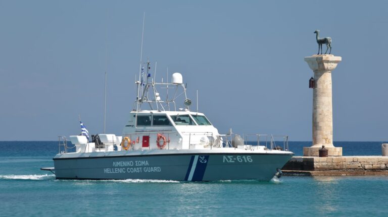 Λευκάδα: Σύλληψη οκτώ αλλοδαπών με ναρκωτικά σε ιστιοφόρο – Κατασχέθηκαν κάνναβη, MDMA, κοκαΐνη και χρήματα