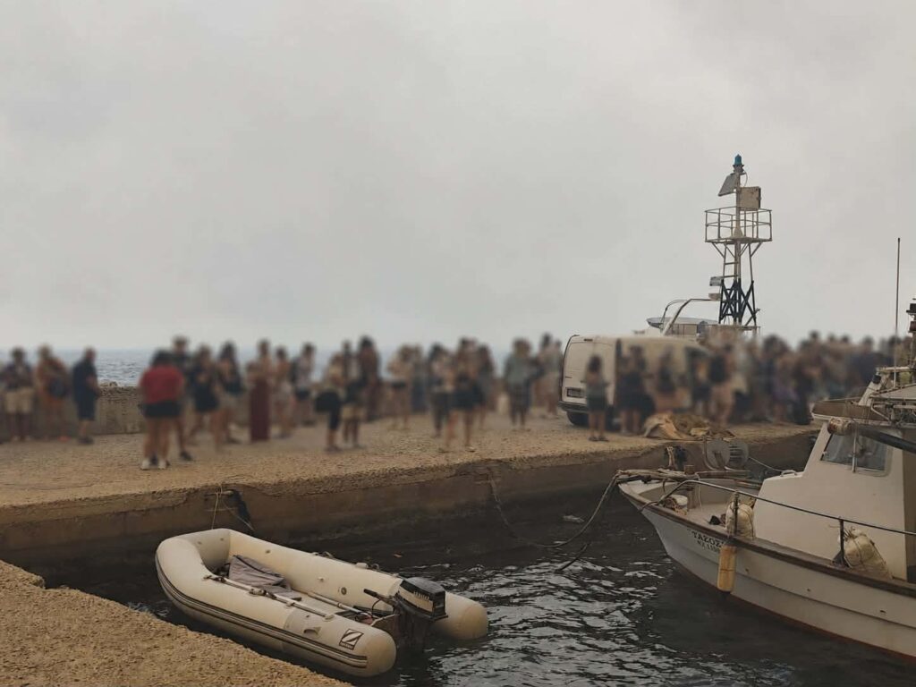 Πύρινος «εφιάλτης»στη Βοιωτία: Με πλωτά μέσα η εκκένωση του Αγίου Βασίλειου – Συγκλονιστικές εικόνες