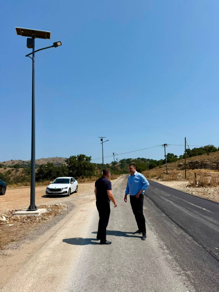 Ξεκίνησαν οι εργασίες ασφαλτόστρωσης από Πλατυγιάλι προς Αστακό – Αναβάθμιση της οδικής ασφάλειας