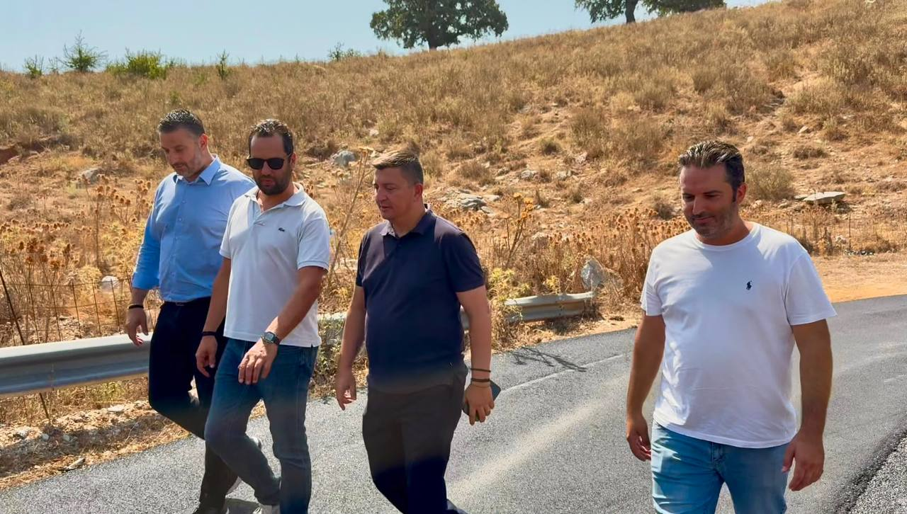 Ξεκίνησαν οι εργασίες ασφαλτόστρωσης από Πλατυγιάλι προς Αστακό – Αναβάθμιση της οδικής ασφάλειας