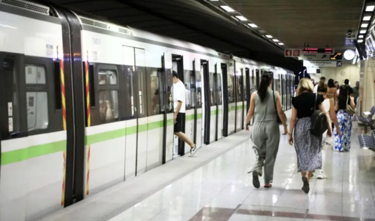 Μετρό: Άνδρας κατέβηκε από την αποβάθρα, μπήκε στις γραμμές στον σταθμό “Σύνταγμα” και συνελήφθη