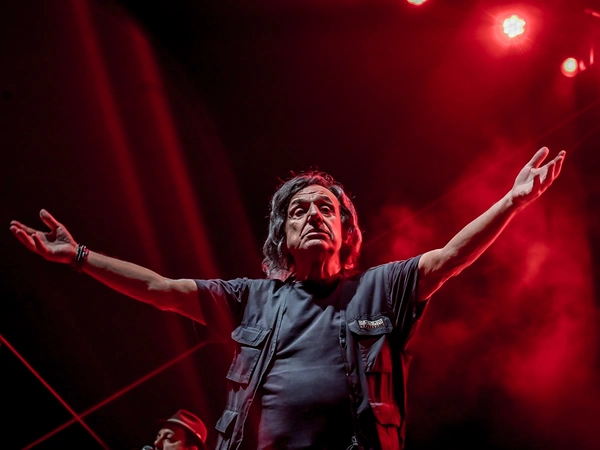 «Δύο άνθρωποι κάηκαν δίπλα μας»: Ο Παπακωνσταντίνου ζήτησε να σβήσουν τα καπνογόνα σε συναυλία στην Κρήτη
