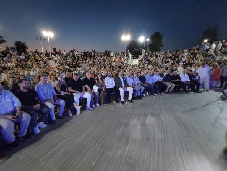 Ισχυρό μήνυμα στήριξης στην εκδήλωση του Θανάση Μαυρομμάτη – Κατάμεστο το θεατράκι στο Λιμάνι
