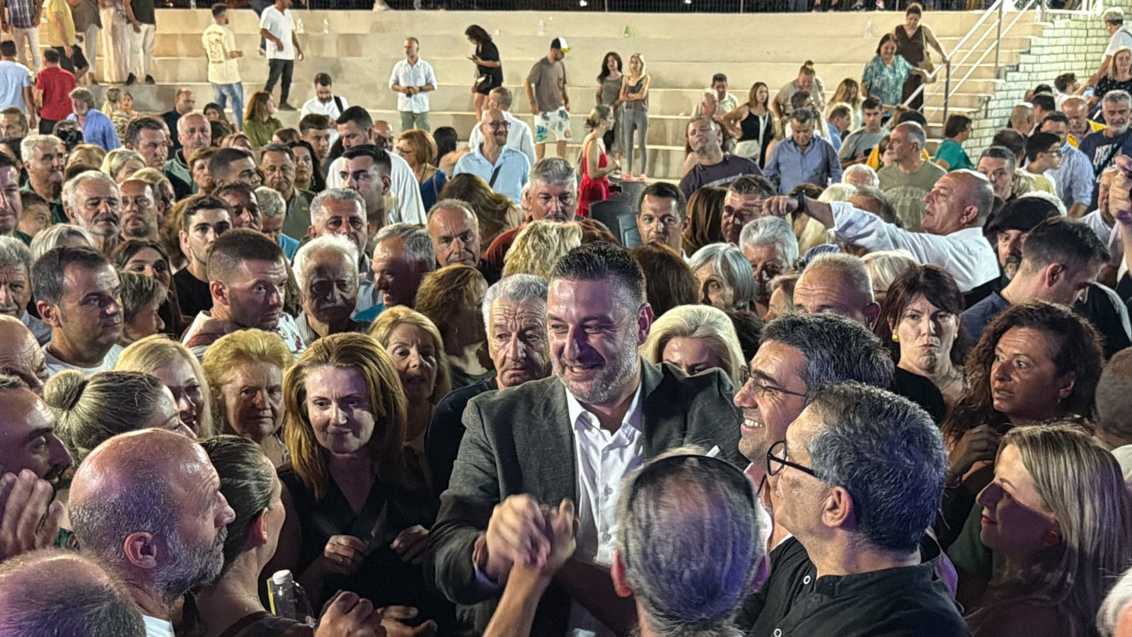 Ισχυρό μήνυμα στήριξης στην εκδήλωση του Θανάση Μαυρομμάτη – Κατάμεστο το θεατράκι στο Λιμάνι