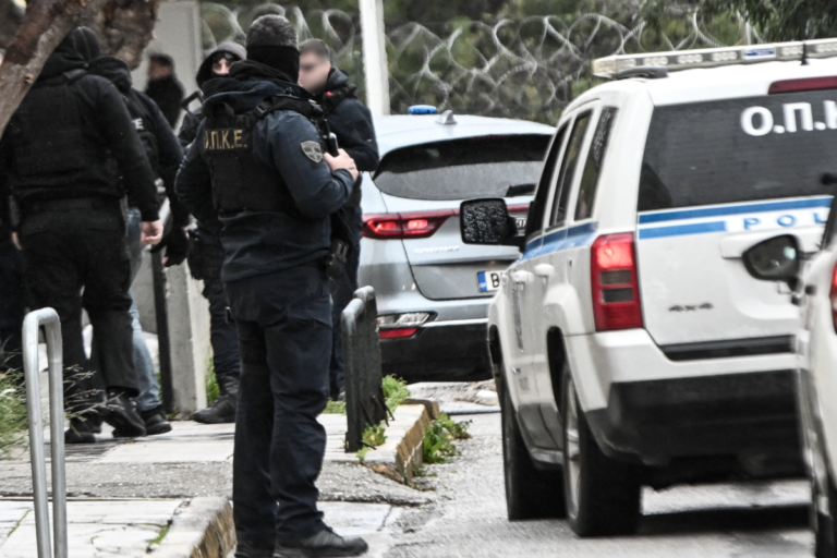 4 συλλήψεις από τη Δίωξη Εκβιαστών: Συμμορία «μπράβων» έδερνε και ανατίναζε με εντολές από τη φυλακή