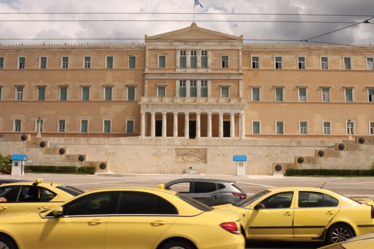 Συντάξεις χηρείας: Τι αλλάζει με τη νέα ρύθμιση – η τοποθέτηση του Θανάση Παπαθανάση στη Βουλή