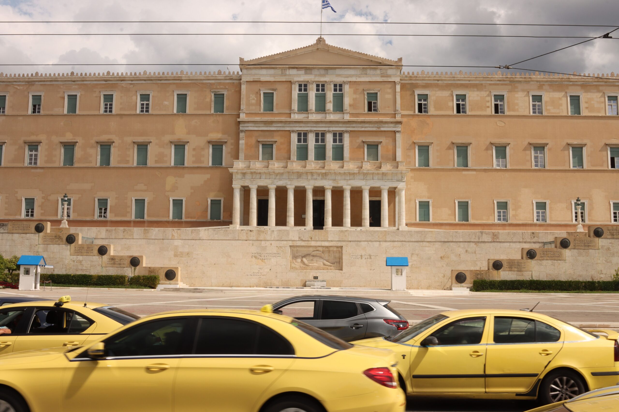 Συντάξεις χηρείας: Τι αλλάζει με τη νέα ρύθμιση – η τοποθέτηση του Θανάση Παπαθανάση στη Βουλή