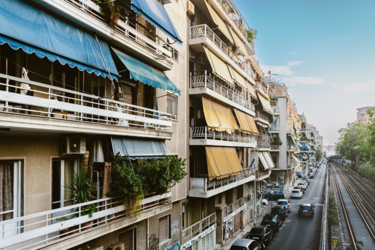 Νέος Κώδικας Ιδιοκτησίας στις πολυκατοικίες: Τι αλλάζει σε κοινόχρηστα, λήψη αποφάσεων και διαμερίσματα