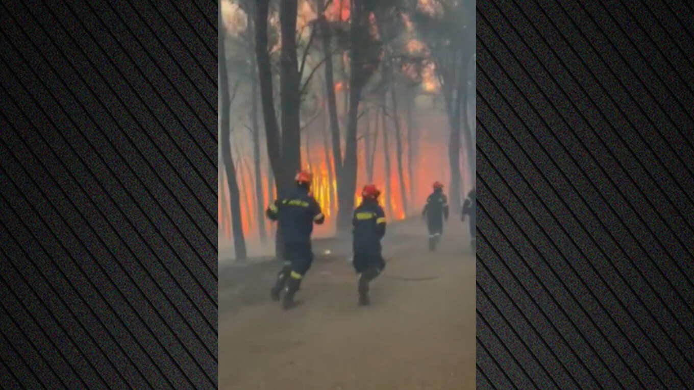 Συγκλονιστικό βίντεο από τα πύρινα μέτωπα: Πυροσβέστες ορμούν μέσα στις φλόγες – «Η μάχη είναι μεγάλη και δύσκολη»