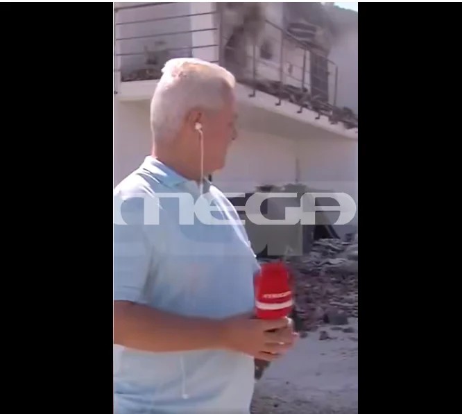 Πέφτει μπαλκόνι καμμένου σπιτιού την ώρα που ο δημοσιογράφος του MEGA μεταδίδει το ρεπορτάζ – ΒΙΝΤΕΟ