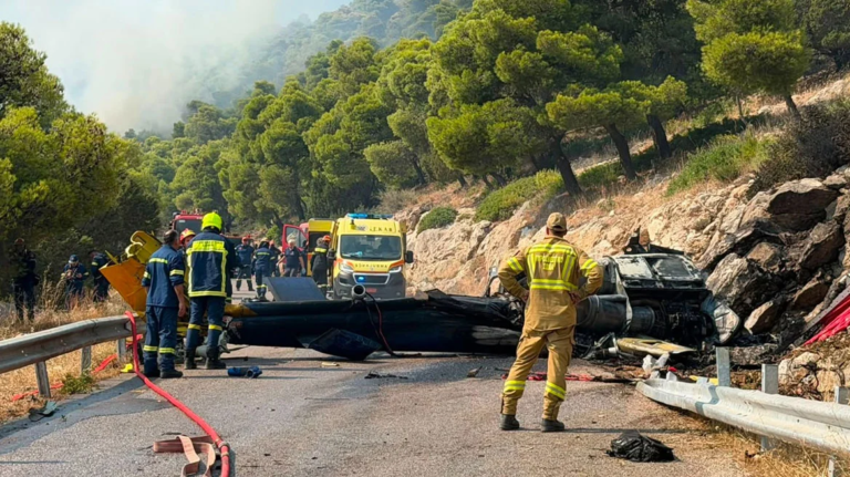 Νεκροί Δανός πιλότος και Έλληνας σύνδεσμος, μετά τη σύγκρουση των δύο πυροσβεστικών ελικοπτέρων που επιχειρούσαν στη φωτιά στην Ψάθα
