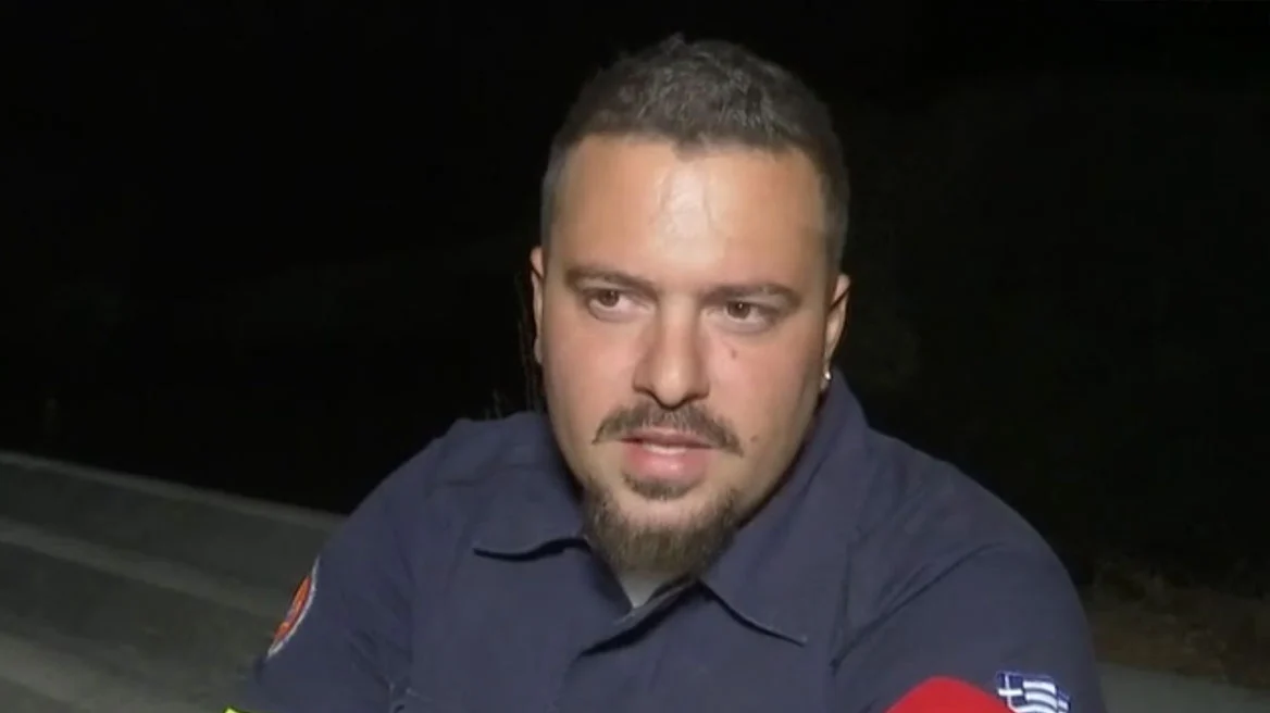 Τραγική ειρωνεία στη φωτιά στα Βίλια: Κάηκε το σπίτι εθελοντή πυροσβέστη την ώρα που ο ίδιος έσωζε τα σπίτια άλλων ανθρώπων