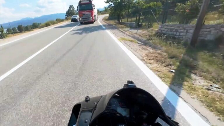 Οδηγός μηχανής γλίτωσε από θαύμα από βυτιοφόρο που προσπέρασε σε στροφή (δείτε βίντεο)