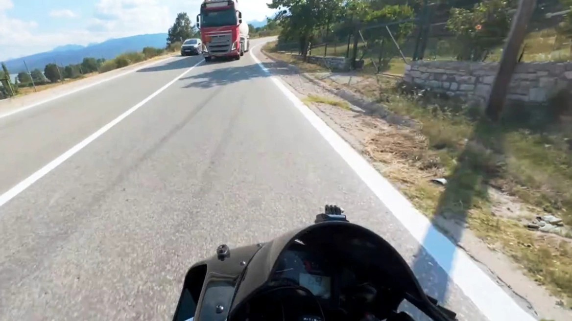 Οδηγός μηχανής γλίτωσε από θαύμα από βυτιοφόρο που προσπέρασε σε στροφή (δείτε βίντεο)