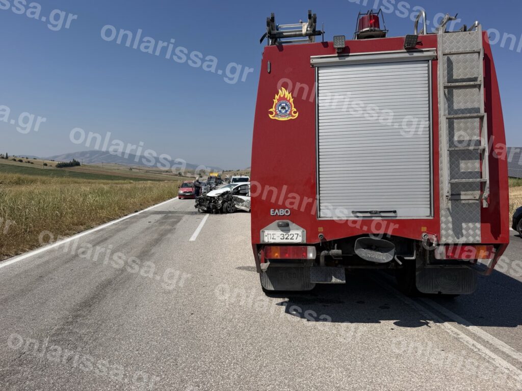 Λάρισα: Σύγκρουση ΙΧ με φορτηγό στον δρόμο για Τρίκαλα – Το αυτοκίνητο έγινε «άμορφη μάζα σιδερικών»