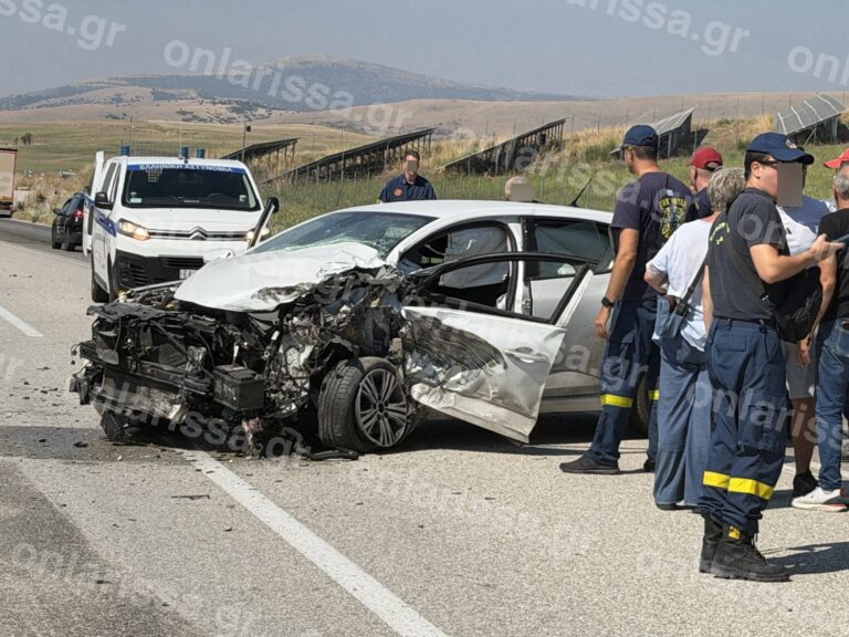 Λάρισα: Σύγκρουση ΙΧ με φορτηγό στον δρόμο για Τρίκαλα – Το αυτοκίνητο έγινε «άμορφη μάζα σιδερικών»