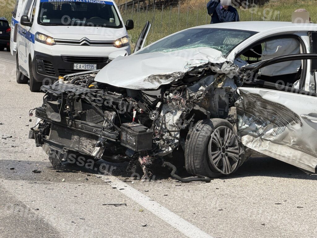 Λάρισα: Σύγκρουση ΙΧ με φορτηγό στον δρόμο για Τρίκαλα – Το αυτοκίνητο έγινε «άμορφη μάζα σιδερικών»